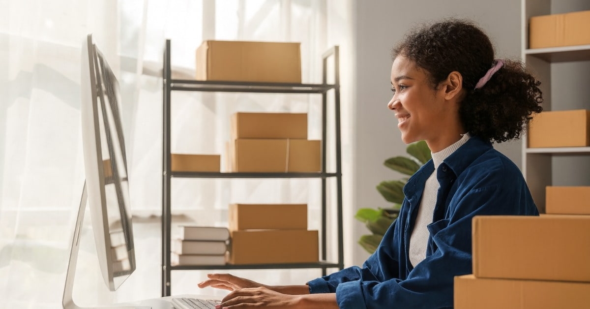 Mulher utiliza erp para e-commerce no computador no seu ambiente de trabalho