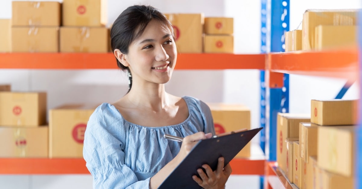 Mulher faz conferência de estoque em modelo ship from store