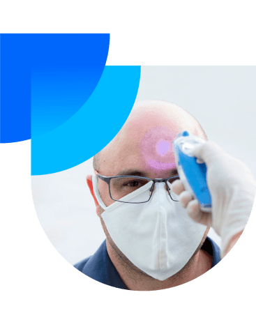 Rastreio Loggi em tempo real na tela de um celular e uma embarcadora Loggi com mais produtos vendidos para enviar para todo o Brasil