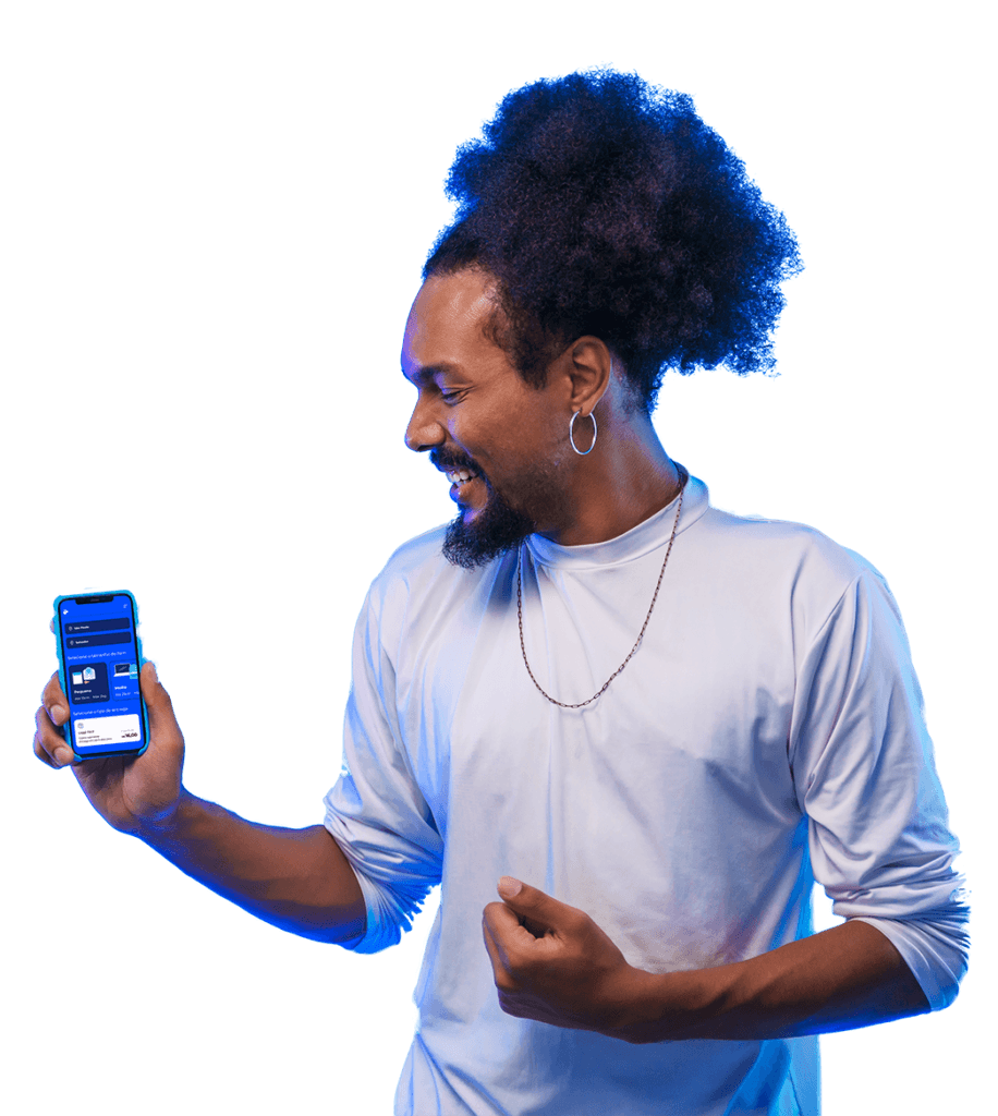 Homem segurando celular com o aplicativo Loggi de entregas nacionais