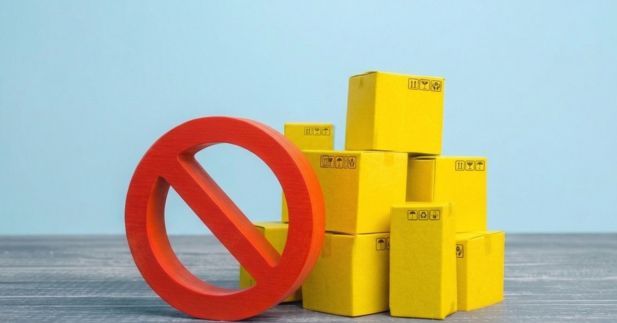 Caixas de envio com símbolo de proibido representando Proibições e Restrições Correios