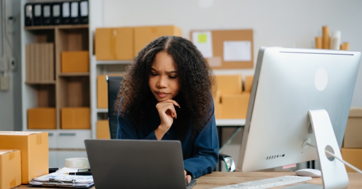 Empreendedora utilizando o computador para aprender como fazer declaração anual do MEI