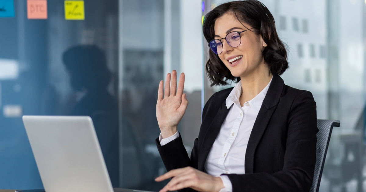 Mulher em frente ao computador em reunião sobre contabilidade fiscal