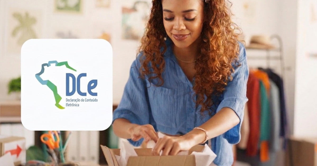 Mulher empreendedora embala encomenda após gerar DC-e