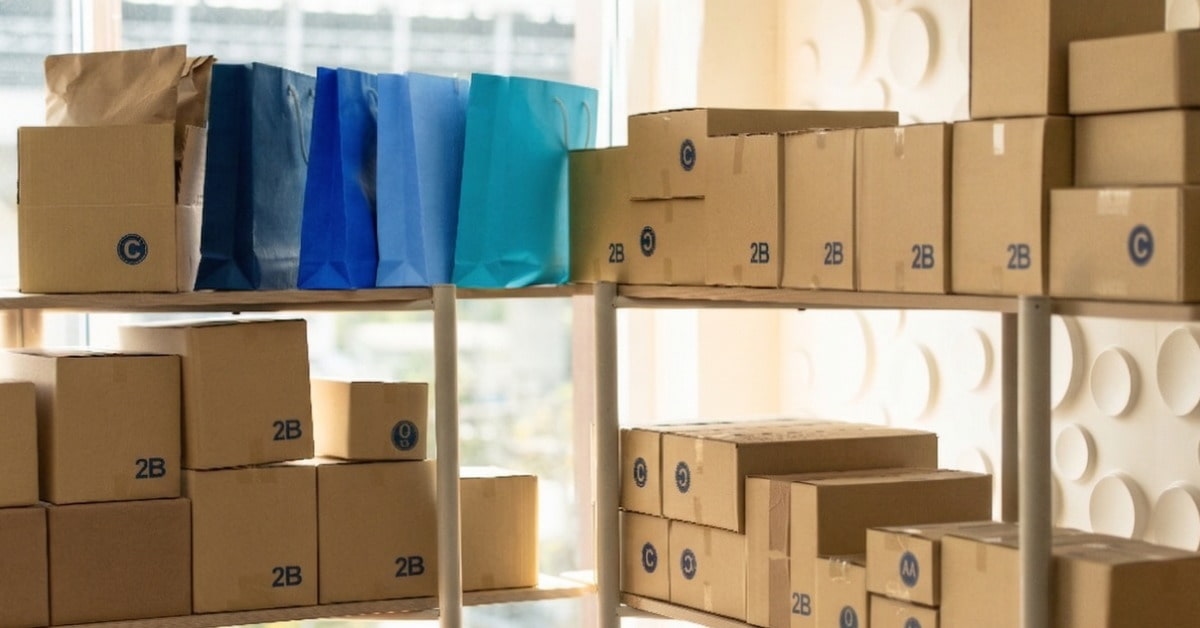 Estoque de caixas e sacolas representando giro de estoque em uma loja